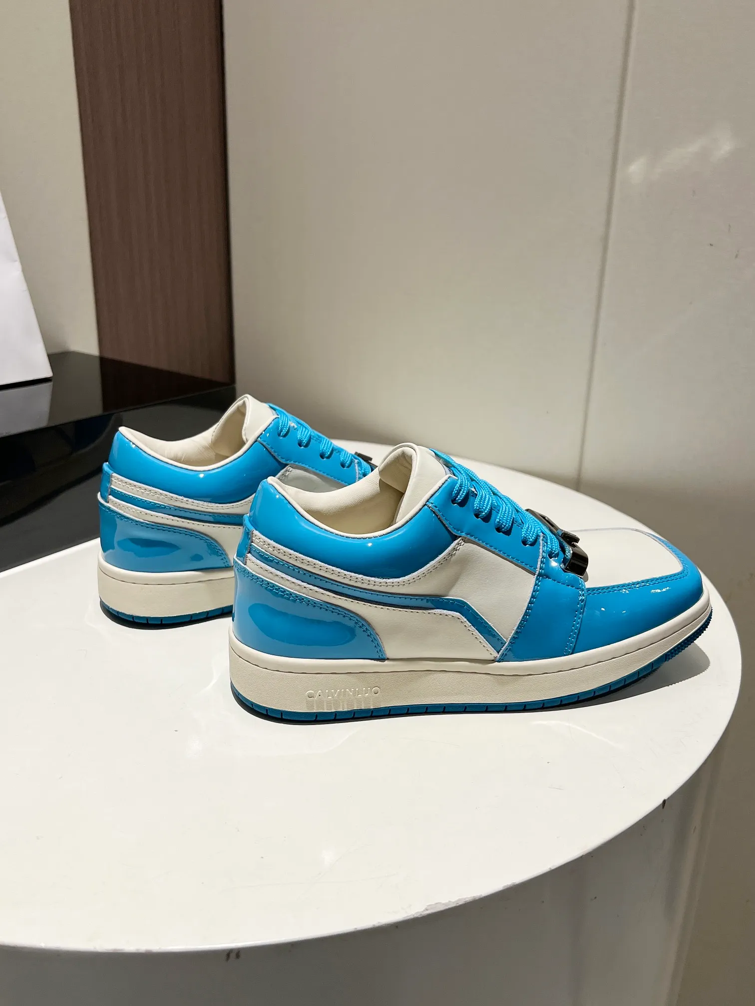 👟👟Ex-factory price 480👟👟 👑CALVINLUO I CUBE SNEAKER trendy brand square shoes low-top casual square-toe sneakers skateboard shoes sneakers👑 Starting from the design elements of classic two-color sneakers, CALVINLUO extracts the iconic elements of casual sneakers and integrates them into the formal "square toe" of formal shoes to make the overall lines of the sneakers more distinct. Nowadays, the matching rules are casual. 🧣Formal sports shoes are nothing new. The unique avant-garde square lines of CUBE SNEAKER, whether it echoes the tough and crisp suits, or appears in an eclectic manner in street styles, are a choice that breaks away from tradition and shows personality🧢 ▪️ Fabric: Original custom imported first-layer cowhide ▪️ Lining: Imported breathable mesh lining + soft sheepskin ▪️ Sole: Original molded two-color TPU outsole ▪️ Size: 35-40 (40 customized)